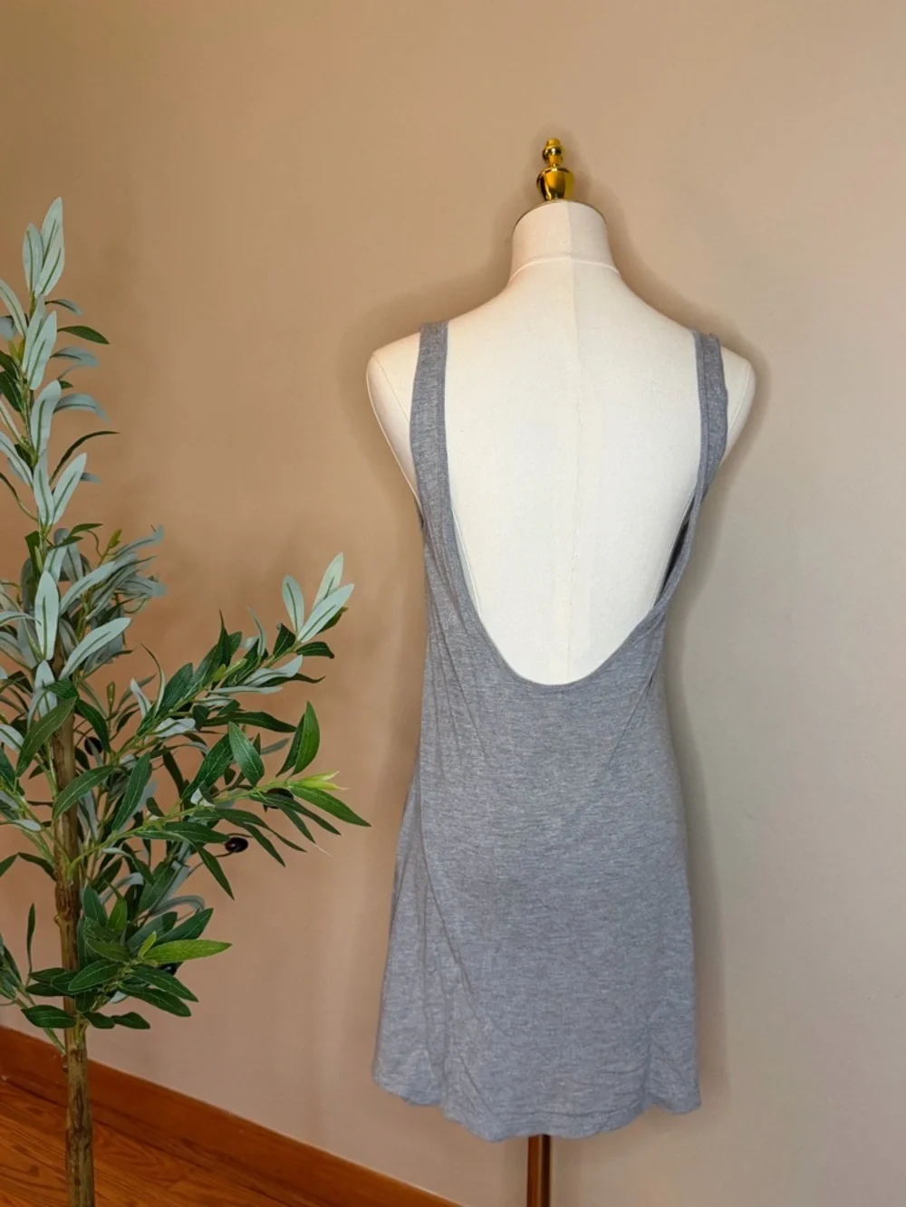 504. Women's Gray Scoop Neck Swing Tank Top